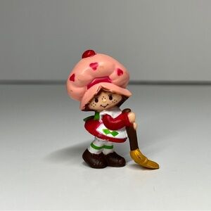 Vintage Strawberry Shortcake Mini PVC Figure 80s Sweeping Broom Cleaning Kenner